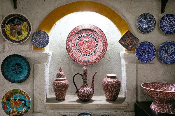 Turkiska keramiska plattor och kannor på Souvenir butik — Stockfoto