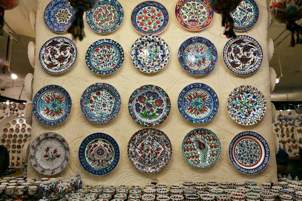 Placas de cerámica tradicional turca en la tienda de recuerdos —  Fotos de Stock