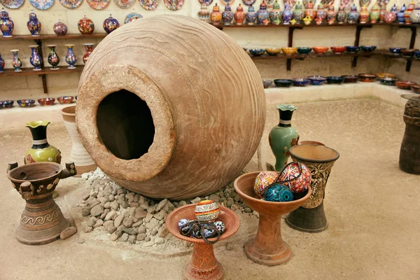 Museo de arte en taller de cerámica con artículos de barro hechos a mano — Foto de Stock