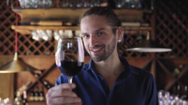 Cam şarap restoranda şarap kırmızı içme adam
