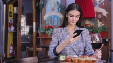 Güzel kadın üstünde hareket eden telefon restoranda yemek fotoğraf çekmek