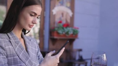 Güzel kadın üstünde hareket eden telefon restoranda yemek fotoğraf çekmek