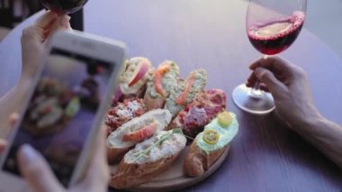 Closeup kadın telefon Restoran yiyecek fotoğraf çekmek 