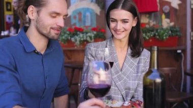 Restoranda romantik bir akşam yemeği keyfini şarap içme çift