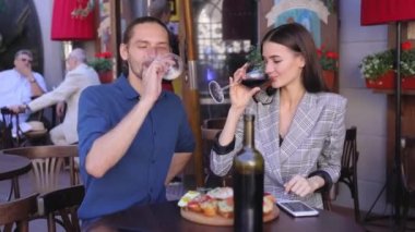 Restoranda romantik bir akşam yemeği keyfini şarap içme çift