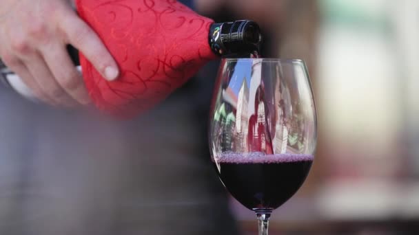 Rotwein. Kellner schenkt Wein im Glas im Restaurant ein — Stockvideo