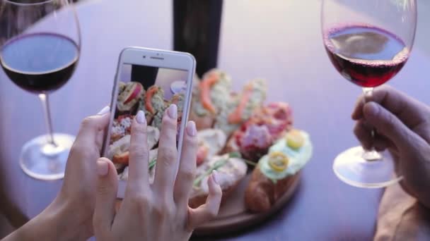 Jídlo a pití foto. Ženy při pohledu na obrázky na displeji telefonu — Stock video
