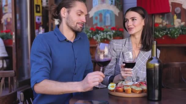 Par som dricker vin njuter romantisk middag på restaurang — Stockvideo