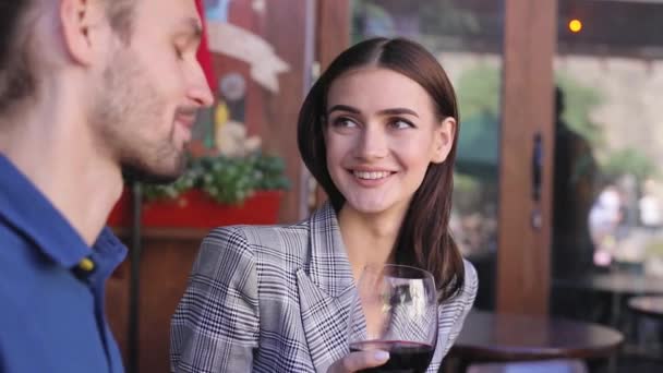 Pareja bebiendo vino en la cita en el restaurante, personas con bebida — Vídeo de stock