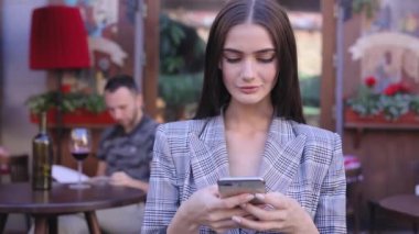 Güzel kadın cep telefonunuzun açık Cafe