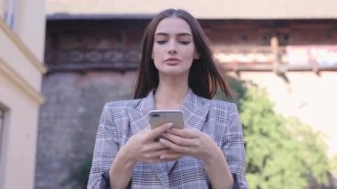 Telefon olan kadın. Güzel kız kullanma Smartphone açık havada