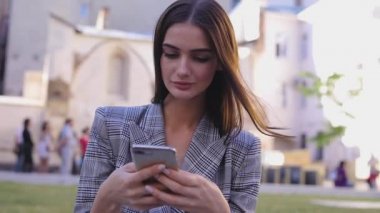 Telefon olan kadın. Güzel kız kullanma Smartphone açık havada