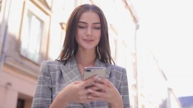 Güzel kadın sokağa istimal hareket eden telefon