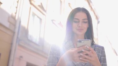 Güzel kadın sokağa istimal hareket eden telefon