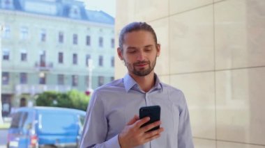 Cep telefonu, şehir Sokağı'nda mesajlaşma kullanan adam
