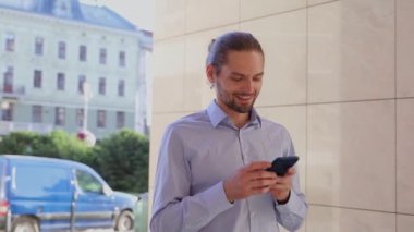 Cep telefonu, şehir Sokağı'nda mesajlaşma kullanan adam