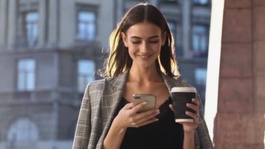 İş kadını ile telefon ve güneşli açık havada kahve