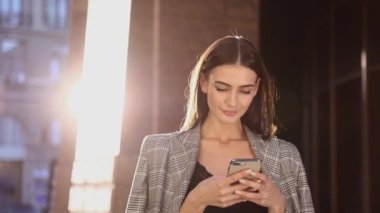 Cep telefonu açık güneşli günde kullanan güzel kadın