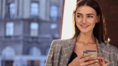 Cep telefonu açık güneşli günde kullanan güzel kadın