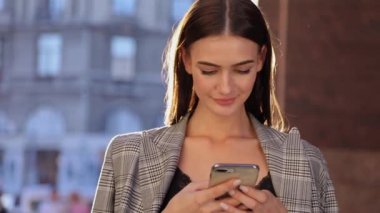 Cep telefonu açık güneşli günde kullanan güzel kadın