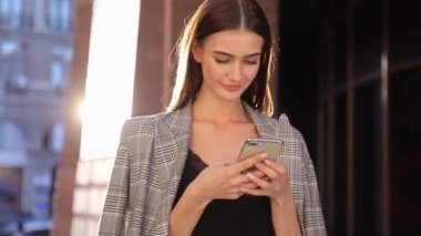 Cep telefonu açık güneşli günde kullanan güzel kadın