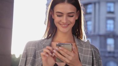 Cep telefonu açık güneşli günde kullanan güzel kadın