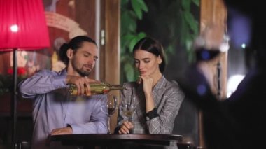 Güzel çift romantik tarih restoranda şarap içme üzerinde