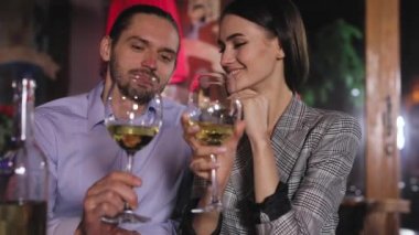 İki beyaz şarap gözlük ile romantik akşam yemeği restoranda tezahürat.