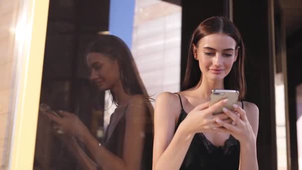Vacker fashionabla kvinna med mobiltelefon nära Office — Stockvideo