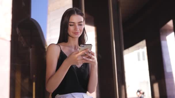 Mooie Modieuze Vrouw Met Behulp Van Mobiele Telefoon Buurt Van — Stockvideo