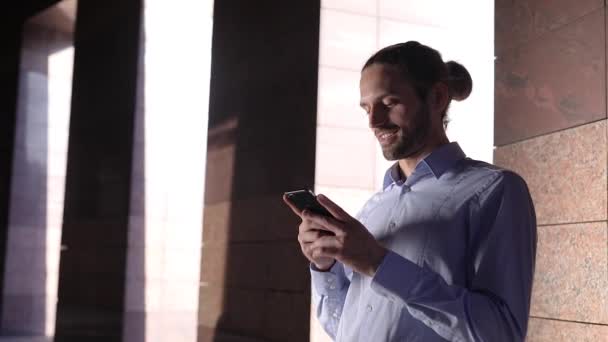 Hombre con teléfono. Empresario usando Smartphone al aire libre — Vídeo de stock