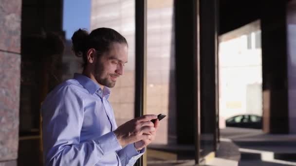 Affärsman Med Mobiltelefon Nära Kontorsbyggnad Hane Med Smartphone Utomhus — Stockvideo