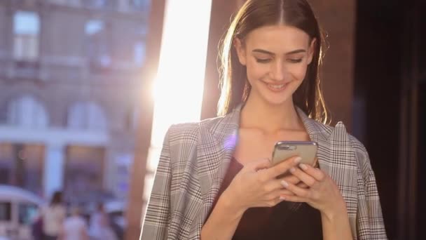 화창한 날에 야외 휴대 전화를 사용 하 여 아름 다운 비즈니스 우먼 — 비디오