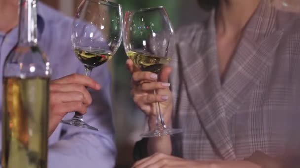 Casal torcendo com copos de vinho branco no jantar romântico — Vídeo de Stock