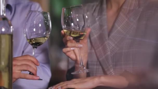 Bebe vinho. Closeup de casal torcendo e bebendo vinho branco — Vídeo de Stock