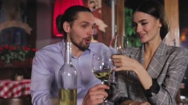 Tarihte çift. Restoranda şarap içme kadın ve erkek