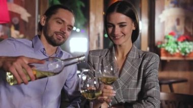 Güzel çift romantik tarih restoranda şarap içme üzerinde
