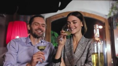 Tarihte çift. Restoranda şarap içme kadın ve erkek