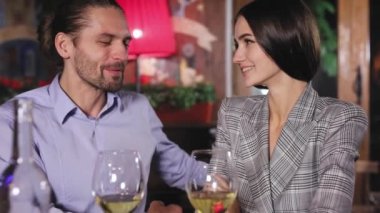Evlenme teklifi. Adam kadın evlenme teklif restoranda evlenmek