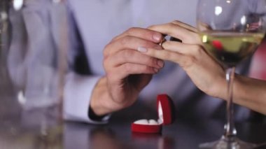 Evlenme teklifi. Closeup adam kadının eline yüzüğü