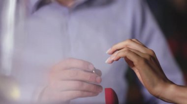 Evlenme teklifi. Closeup adam kadının eline yüzüğü