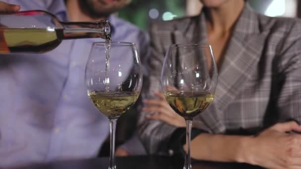 Gyönyörű pár romantikus napján bort iszik étteremben — Stock videók