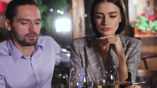 Problema Comunicación Personas Que Usan Teléfono Fecha Restaurante Pareja Con — Vídeos de Stock