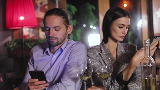 Kommunikationsproblem. Personer som använder telefonen på datum på restaurang — Stockvideo