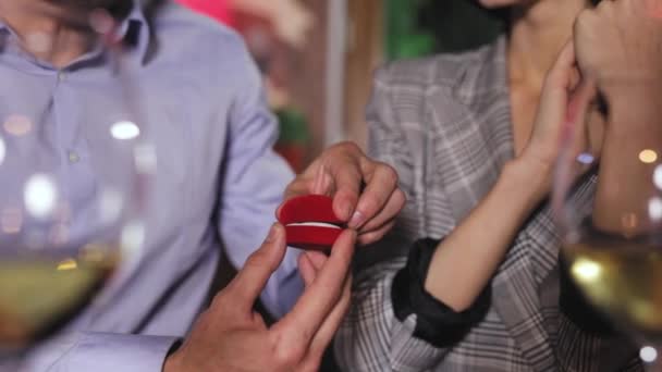 Člověk dělá manželství návrh na ženu v restauraci Closeup — Stock video