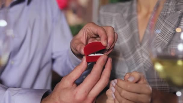 Hombre haciendo matrimonio propuesta a mujer en restaurante primer plano — Vídeos de Stock