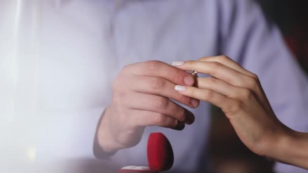 Proposta di matrimonio. Primo piano uomo che indossa anello sulla mano delle donne — Video Stock