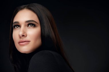 Güzellik yüz makyaj. Siyah makyaj ile gülümseyen güzel kadın