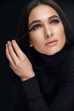 Makyaj kozmetik. Kadın güzellik yüz siyah rimel uygulamak