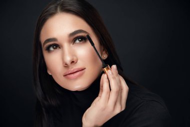 Maskara makyaj. Siyah rimel kirpikleri üzerinde koyarak güzellik modeli